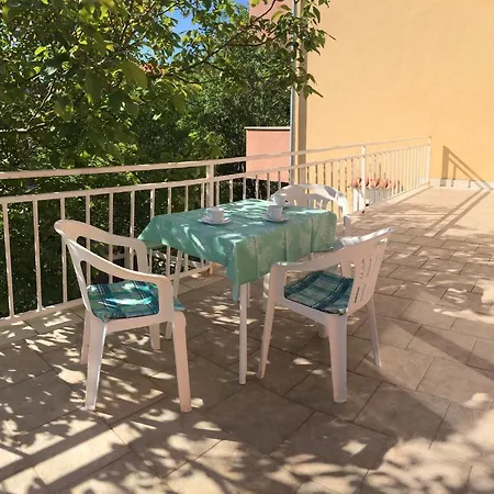Lucia Apartment Cres Exterior photo